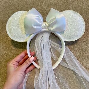 Disney White Minnie Mouse Ears with Bow and Veil - Bride